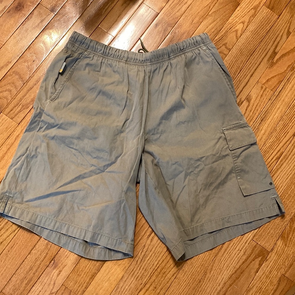 Men’s Nike drawstring shorts in XL. Tan color with cargo pocket.
